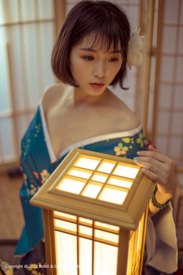 美女裸身